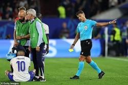 Mbappe dính thẻ vàng bởi hành động chưa từng thấy