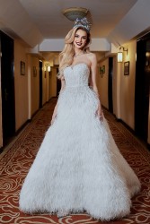 Miss World 2024 Krystyna Pyszkova xinh đẹp tỏa sáng với đầm dạ hội của NTK Việt