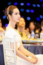 Diễn viên Phan Minh Huyền khoe lưng ong, vai trần
