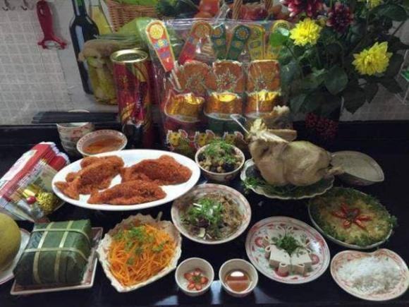 Rải gạo muối quanh nhà sau lễ cúng Táo Quân để xua đuổi tà khí