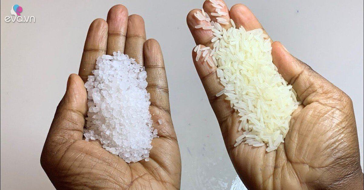 Nhiều người rải bừa gạo và muối sau khi cúng mà không biết làm thế tự rước xui xẻo, hao hụt vận may của mình