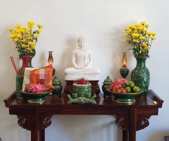 Bình hoa cúc vàng được chuẩn bị để dâng cúng trên bàn thờ gia tiên