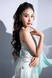Á hậu Ngọc Hằng 'chiếm spotlight' mỗi khi xuất hiện