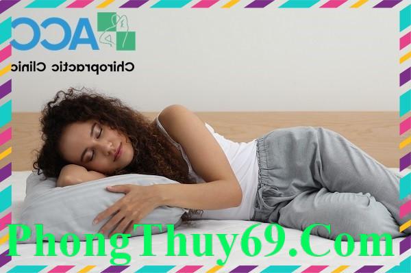 alt text: Tư thế nằm nghiêng khi ngủ có thể gây tê tay
