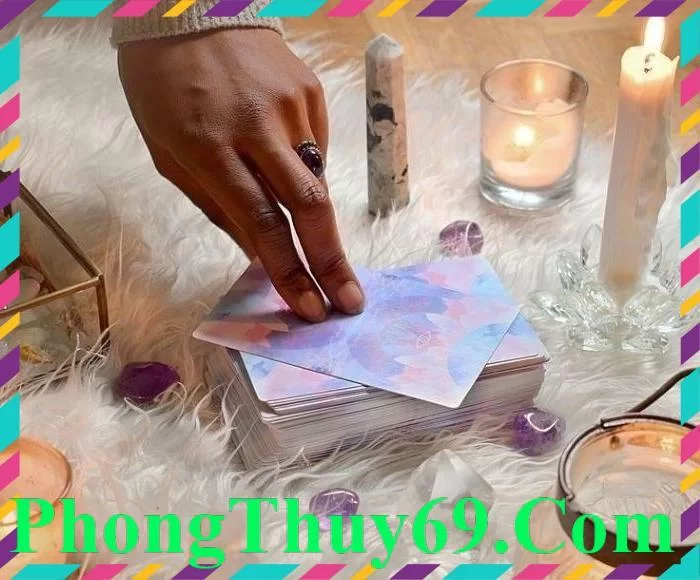 bài tarot và đá thạch anh tím