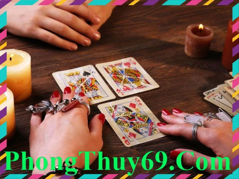 Mỗi lá bài ứng với ý nghĩa khác nhau, thường dự đoán vận mệnh tương lai cho người được bói.