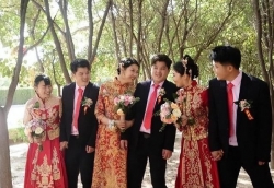Ba anh em sinh 3 cùng đỗ đại học, cưới vợ trong một ngày