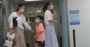 Cảnh báo nguy hiểm từ túi hút ẩm: Bài học đau lòng từ bé 8 tuổi