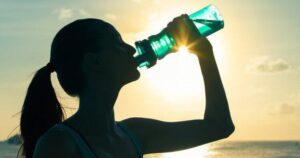 Ngay khi uống nước đi tiểu nhiều có phải thận yếu?