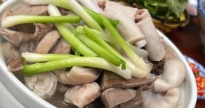 Nhóm người Cần tránh ăn lòng lợn để bảo vệ sức khỏe