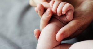 Vừa sinh con xong, người phụ nữ Hà Nội nhận tin dữ từ bác sĩ, bật khóc hối hận vì bỏ qua điều này