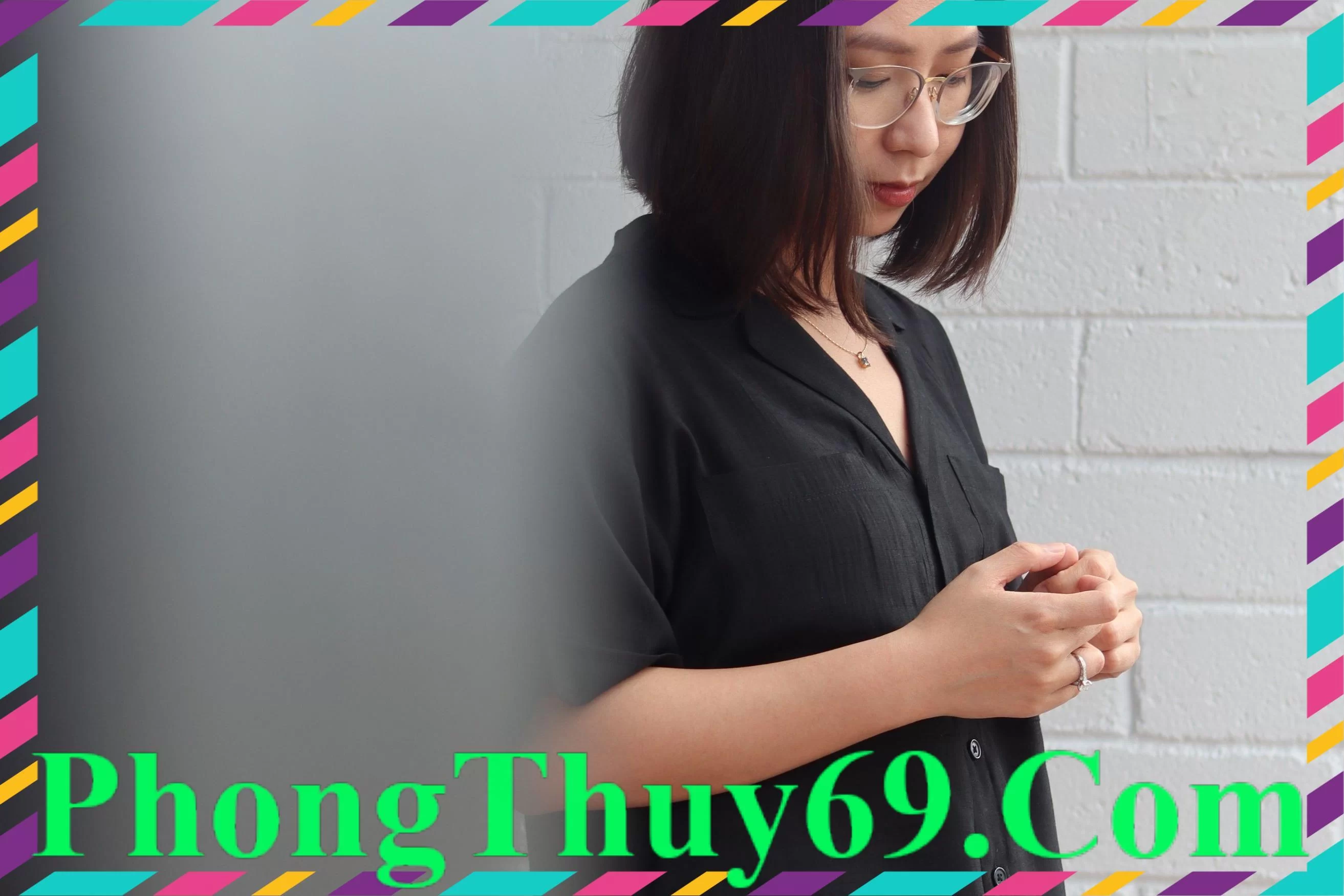 alt text: Hình ảnh một người phụ nữ đang ngồi suy tư