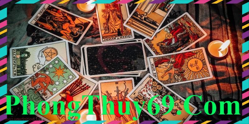 alt text: Hình ảnh một người xem bài Tarot