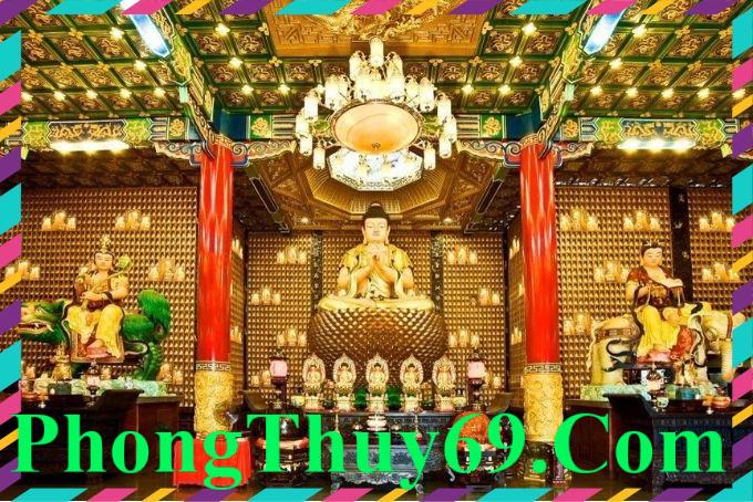 alt text: Người đang thắp hương cầu nguyện tại chùa