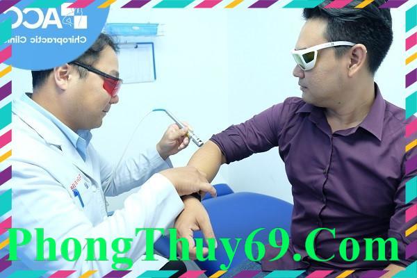 alt text: Vật lý trị liệu tại phòng khám ACC