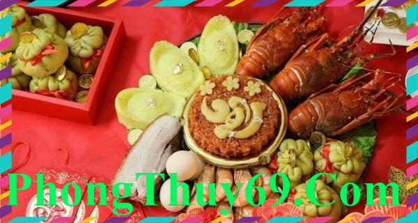Bàn thờ Thần Tài được bài trí đầy đủ lễ vật