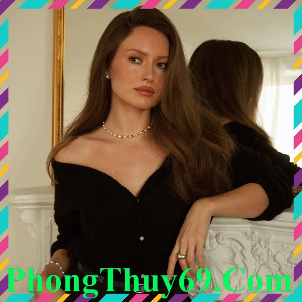 cô gái Pháp trang điểm theo venus ma kết với tone nâu nude thanh lịch
