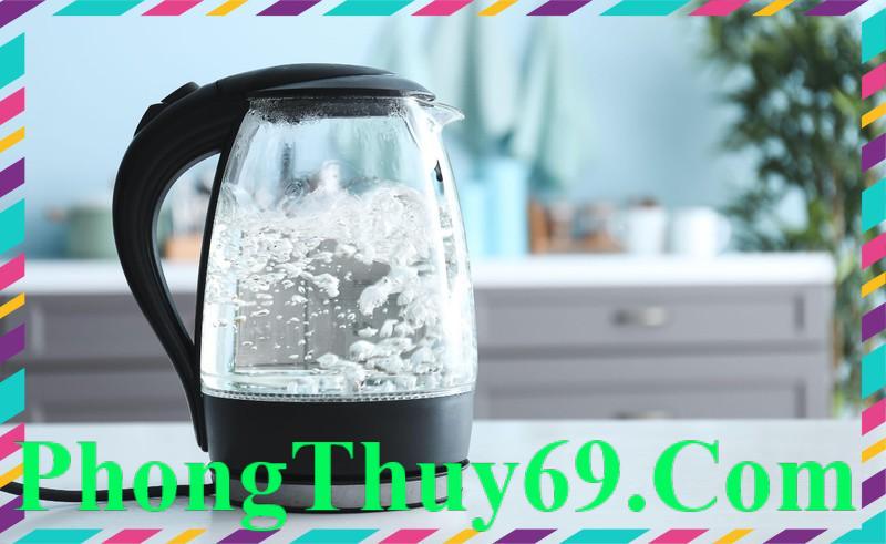 Không nên pha nước chanh với nước quá nóng