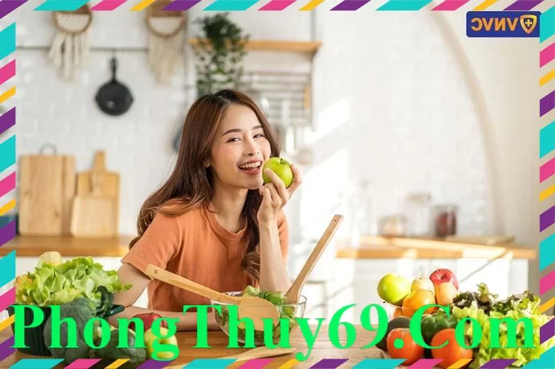 người phụ nữ ăn uống khoa học