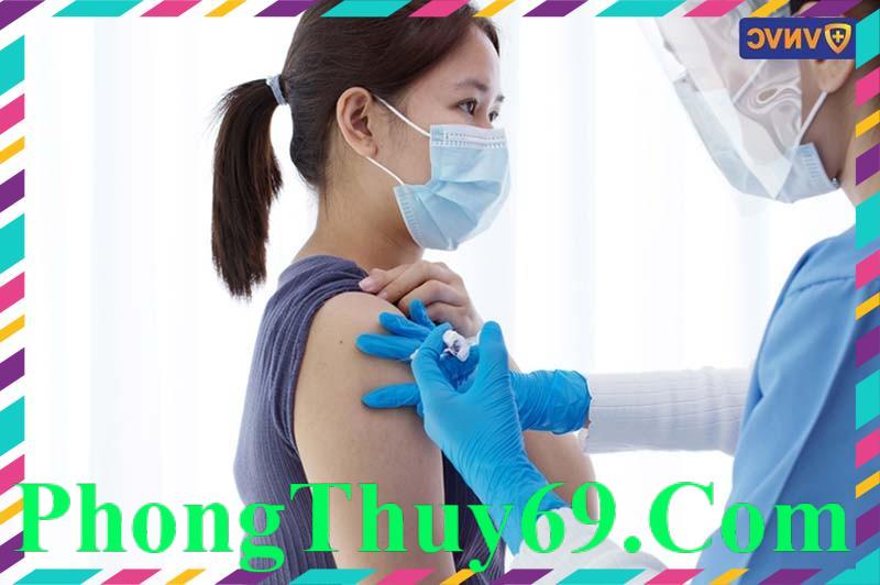 tiêm vắc xin cho phụ nữ