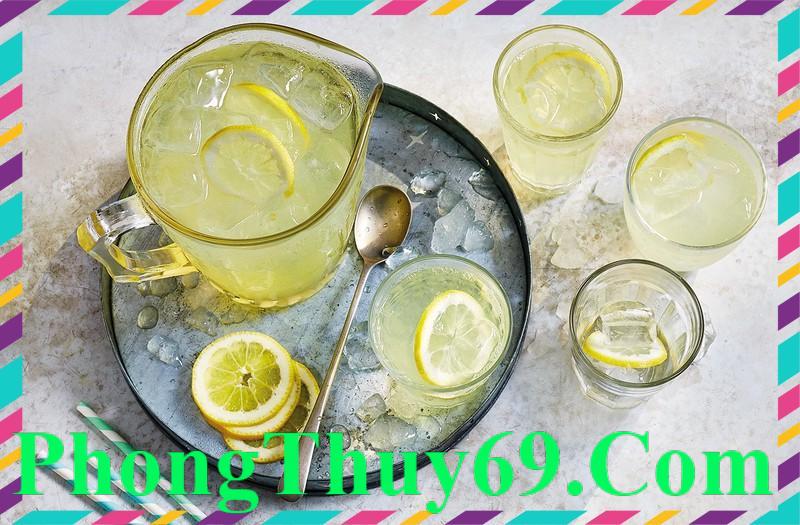 Uống nước chanh giúp bổ sung nước