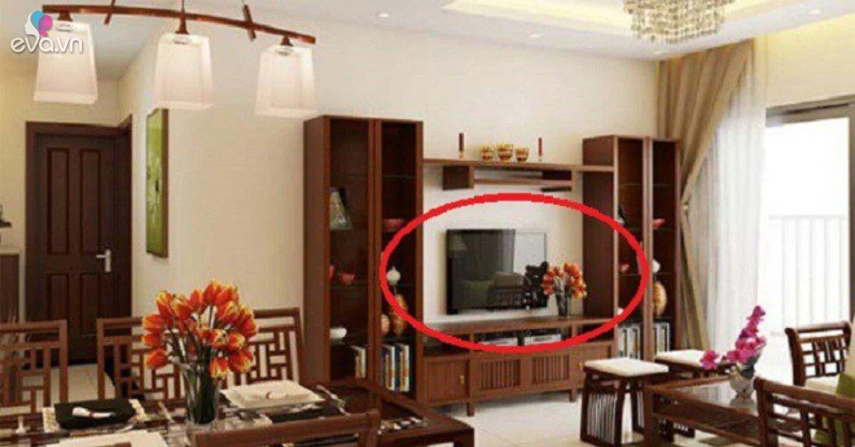 Tại sao người giàu không đặt tivi dưới bàn thờ treo tường? Chẳng trách càng ở càng giàu