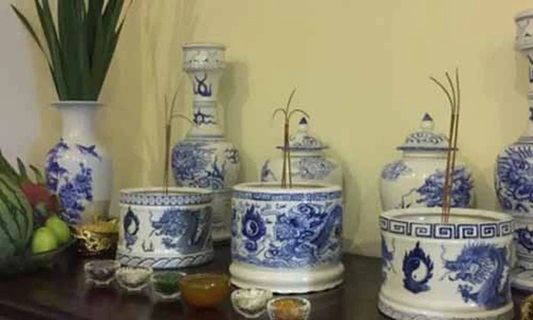 Bàn thờ gia tiên với bát hương và đồ cúng thể hiện tín ngưỡng thờ cúng tổ tiên