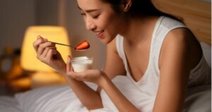 Ăn sữa chua không đường buổi tối và những thay đổi sức khỏe bất ngờ
