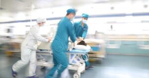 Bạn trai hôn mạnh vào cổ gây đột qụy: Cô gái nhập viện khẩn cấp