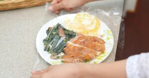 Đến giờ tôi mới nhận ra dùng màng bọc thực phẩm theo 4 kiểu này là “đầu độc” chính mình!