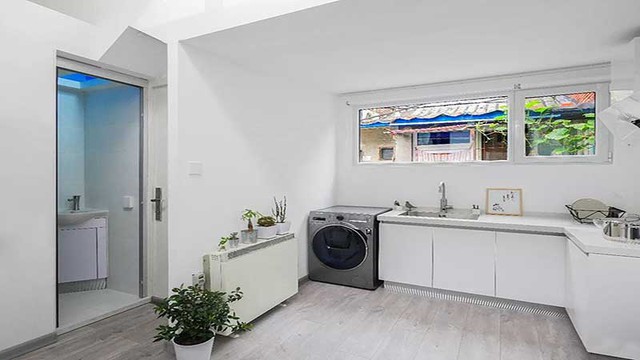 Đặt bếp đối diện nhà vệ sinh sẽ tạo ra nguồn năng lượng tiêu cực, ảnh hưởng đến sức khỏe.