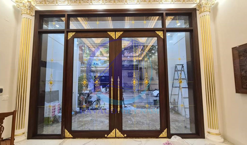 Cửa kính ít được sử dụng đơn lẻ làm cửa chính, nhưng thường được kết hợp với gỗ hoặc kim loại để tăng tính hiện đại và tạo độ thoáng sáng.