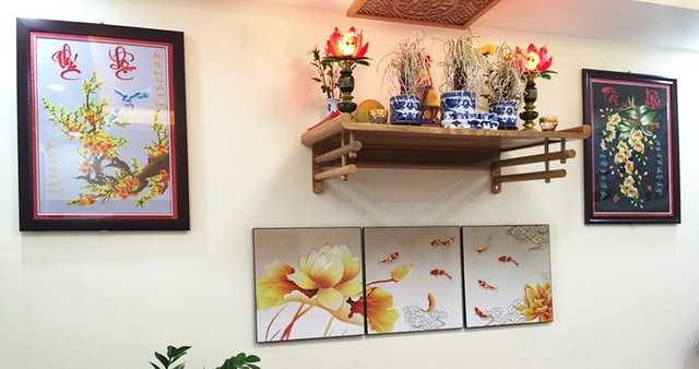 Theo phong thủy, kim loại nhọn (như sắt, thép) mang sát khí, làm mất sự ấm áp, hài hòa của không gian thờ cúng.
