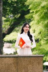 Á hậu Phương Anh dịu dàng, nền nã trong tà áo dài