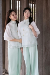 Sao Việt: Hồng Diễm xinh tươi bên con gái