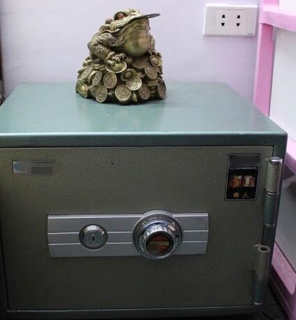 Két đặt ở văn phòng hoàn toàn có thể đặt thêm linh vật phong thủy như thiềm thừ hoặc tỳ hưu ở bên cạnh.