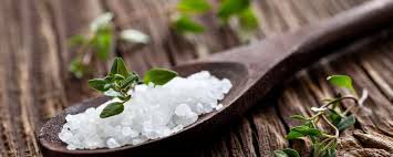 Muối có thể giúp làm tan biến sự căng thẳng và xua đuổi nguồn năng lượng xấu khỏi không gian sống.