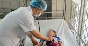 Tự thắt cổ bằng dây rút quần khi chơi đùa, bé trai 5 tuổi suýt mất mạng