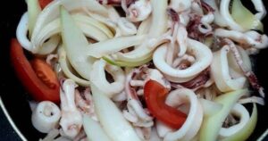 Hành tây - giải pháp giảm cholesterol cho món xào và chiên rán nhiều dầu mỡ