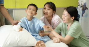 Hành trình hồi phục đôi tay cho cậu bé mê hát dân ca ở Hà Tĩnh