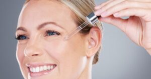 Tuyệt đối không dùng mỹ phẩm dưỡng da nếu không bôi chống nắng đúng cách