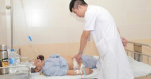 Bác sĩ khuyến cáo tái khám định kỳ để bảo vệ thận khỏi suy thận cấp tính
