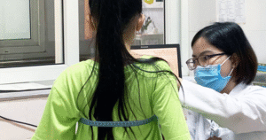Bé gái 9 tuổi dậy thì sớm với vòng ngực 95cm gây lo ngại sức khỏe