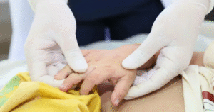 Dấu hiệu cần đưa trẻ nhập viện khi mắc tay chân miệng để tránh biến chứng nghiêm trọng