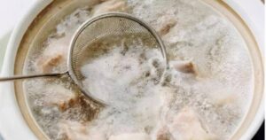 Nước luộc thịt có váng bọt có phải dấu hiệu thực phẩm nhiễm hóa chất không?