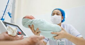 Việt Nam là một trong những nước có tốc độ già hoá nhanh, mức sinh giảm sâu chỉ còn 1,91 con/phụ nữ