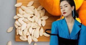 Phụ nữ tuổi trung niên chăm ăn hạt giữ đẹp da , tóc và cân bằng nội tiết tố