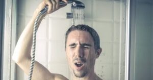 Vì sao không nên tắm nước lạnh vào ngày nắng nóng dữ dội để bảo vệ sức khỏe