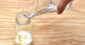 Bà ngọai dùng rượu pha sữa cho cháu trai gây nguy hiểm sức khỏe
