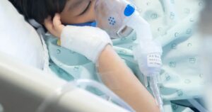 Cậu bé mắc 8 bệnh nan y viết thư xin mẹ dừng điều trị